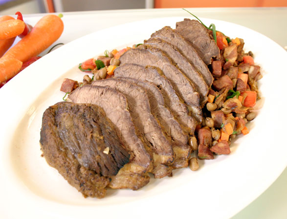 Domingo é dia de paparicar o papai! Para começar, que tal surpreendê-lo com essa picanha na panela de pressão? Veja a receita